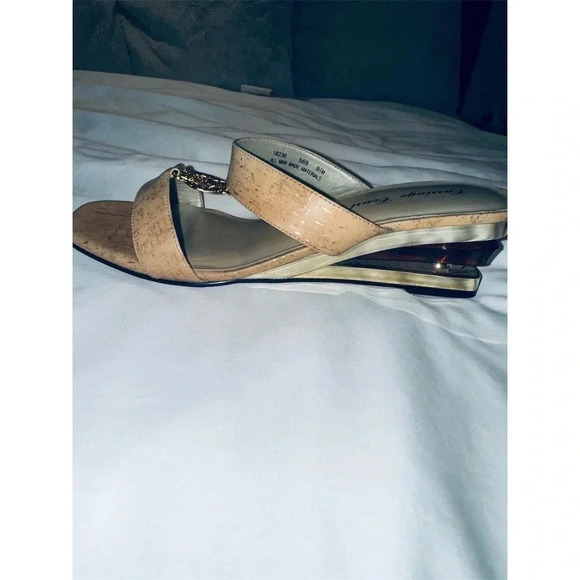 Carriage Court “Daphne” Tan Cork Wedge Sandals Size 9.5 Gold-Tone Embellishment - Picture 6 of 10